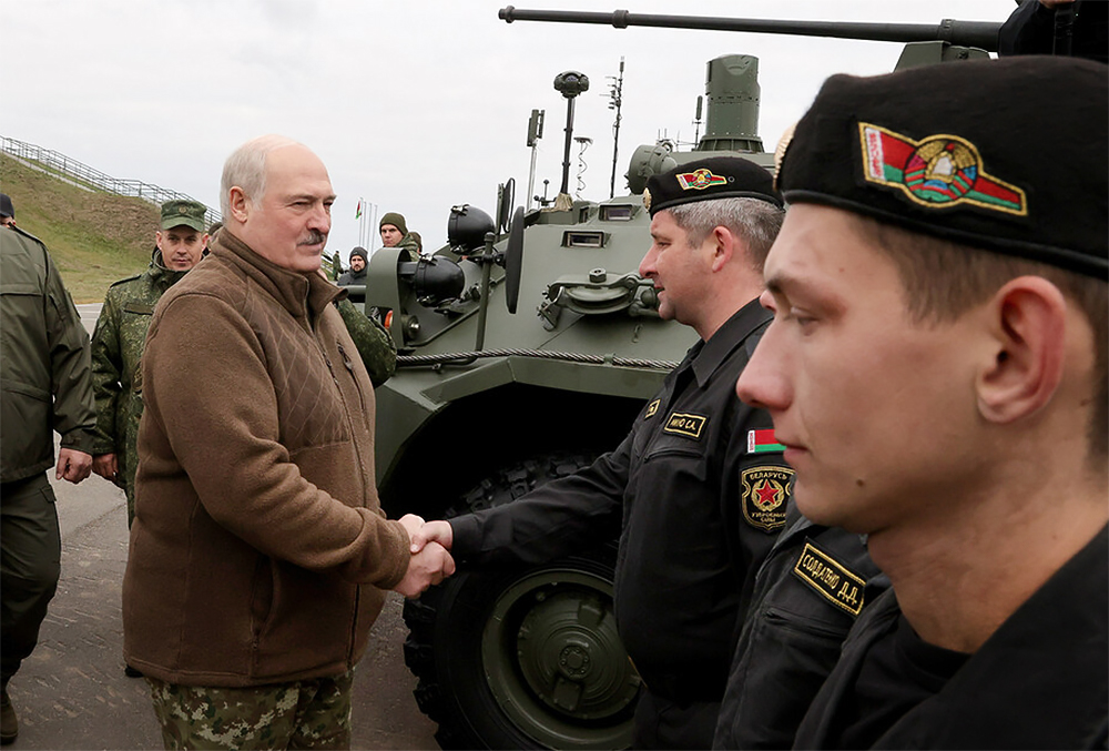Александр Лукашенко и военнослужащие