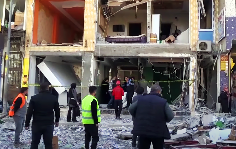 Последствия взрыва в жилом доме в Турции