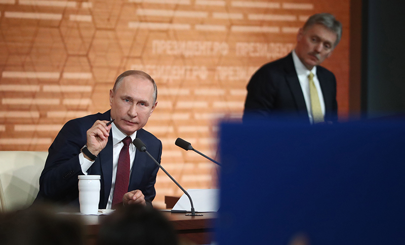 Владимир Путин и пресс-секретарь Дмитрий Песков 
