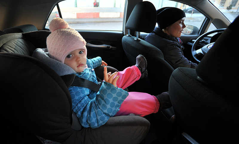 Ребенок в детском автомобильном кресле