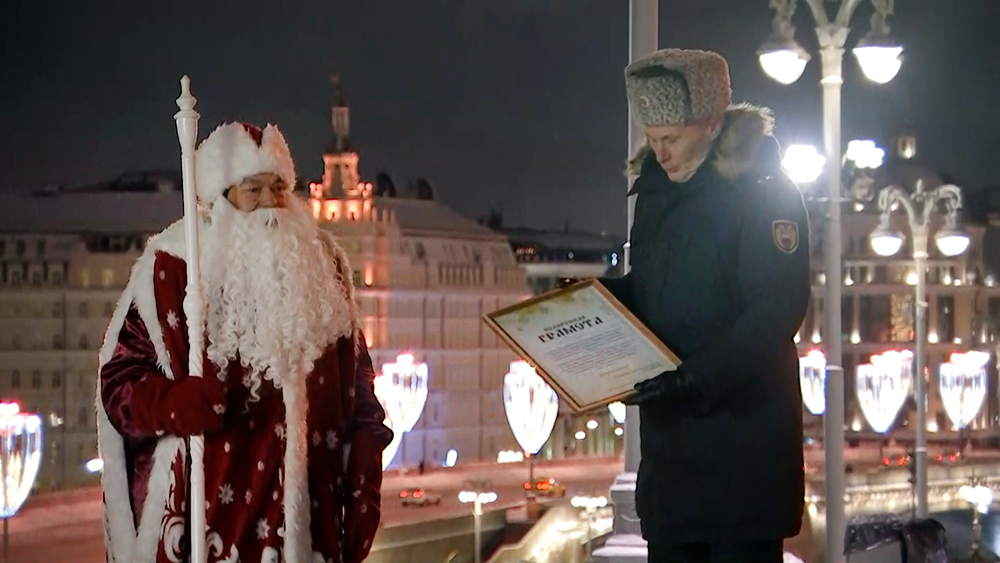 Доставка новогодней елки в Кремль