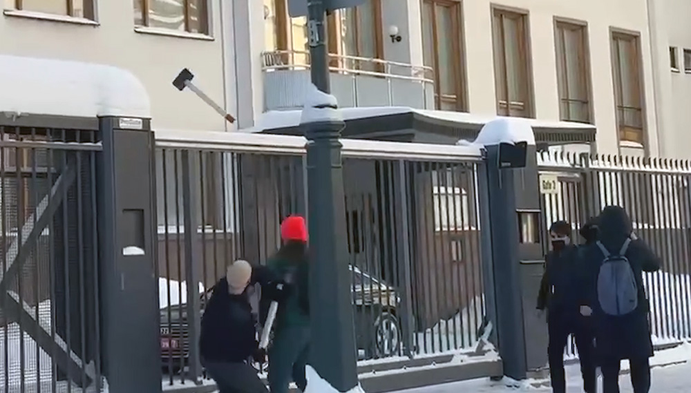 Неизвестные забросали кувалдами посольство Финляндии в Москве ...
