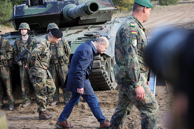 Олаф Шольц на фоне танка Leopard 2