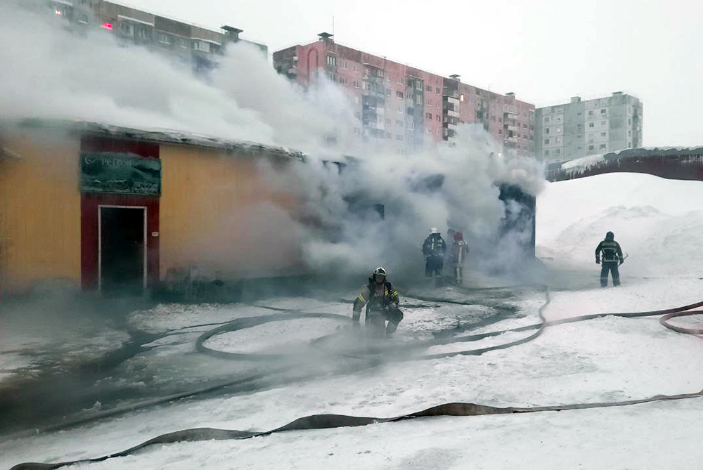 Пожарные на месте возгорания