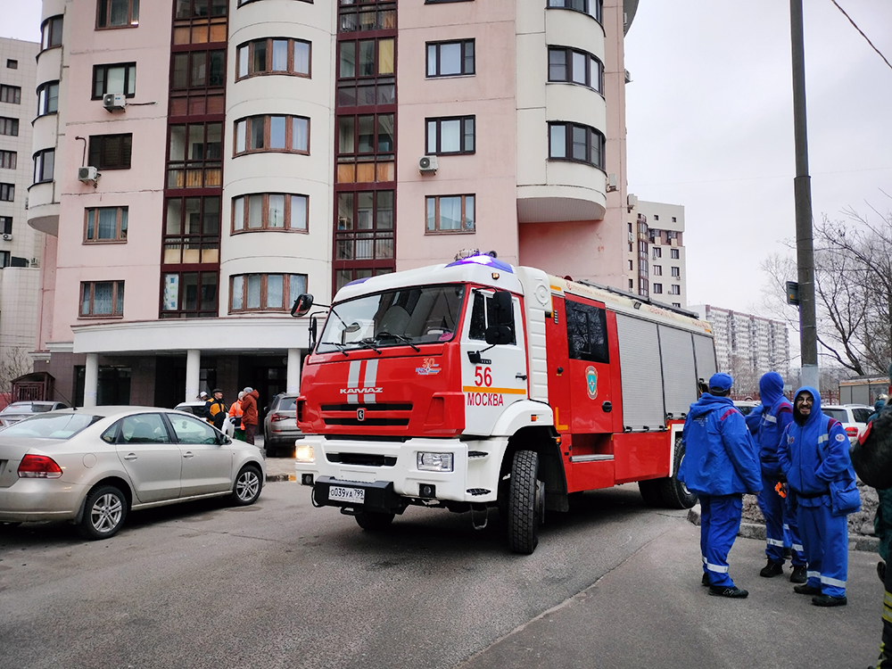 Пожарные на месте возгорания в Москве