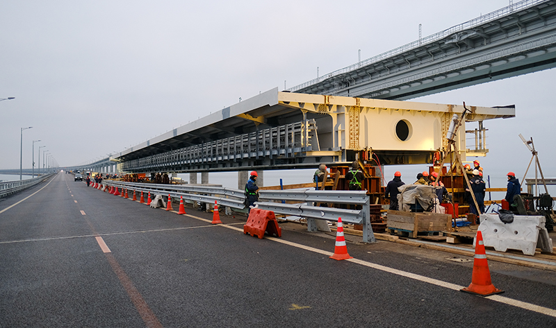 Надвижка третьего пролета автомобильной части Крымского моста
