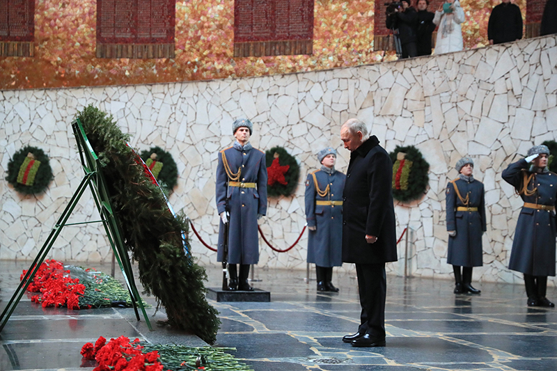 Владимир Путин на церемонии возложения венка к Вечному огню в Зале воинской славы на Мамаевом кургане