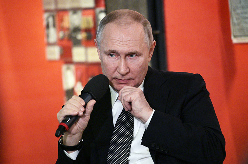 Владимир Путин на встрече с представителями общественных патриотических и молодежных организаций в музее-панораме "Сталинградская битва"
