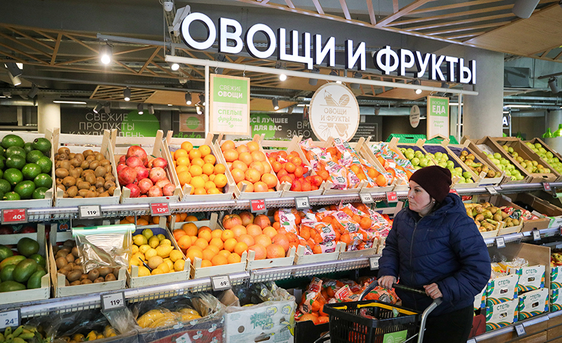 Люди закупают продукты в супермаркете "Пятерочка" 