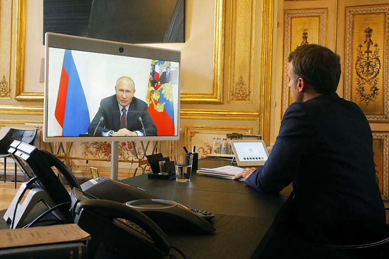 Эммануэль Макрон и Владимир Путин во время переговоров в режиме видеоконференции