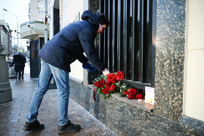 Люди несут цветы к турецкому и сирийскому посольствам 
