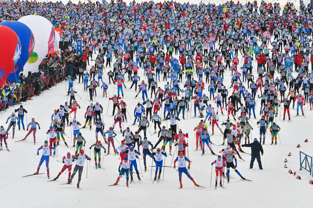 Участники всероссийской массовой гонки "Лыжня России"