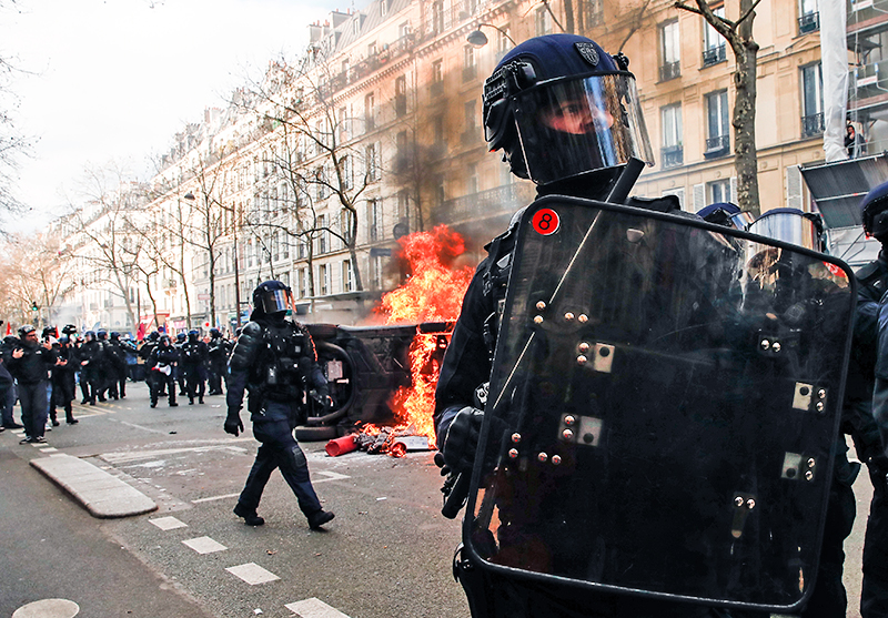 Полиция Франции во время митинга