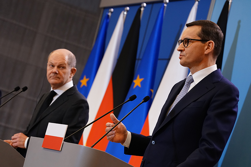 Премьер-министр Польши Матеуш Моравецкий и канцлер Германии Олаф Шольц