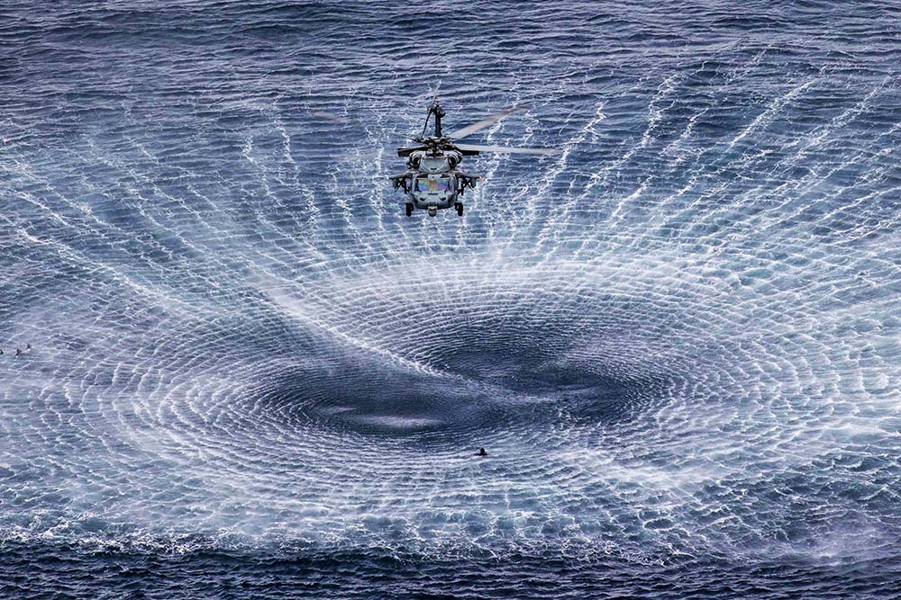 Вертолет ВВС США над морем