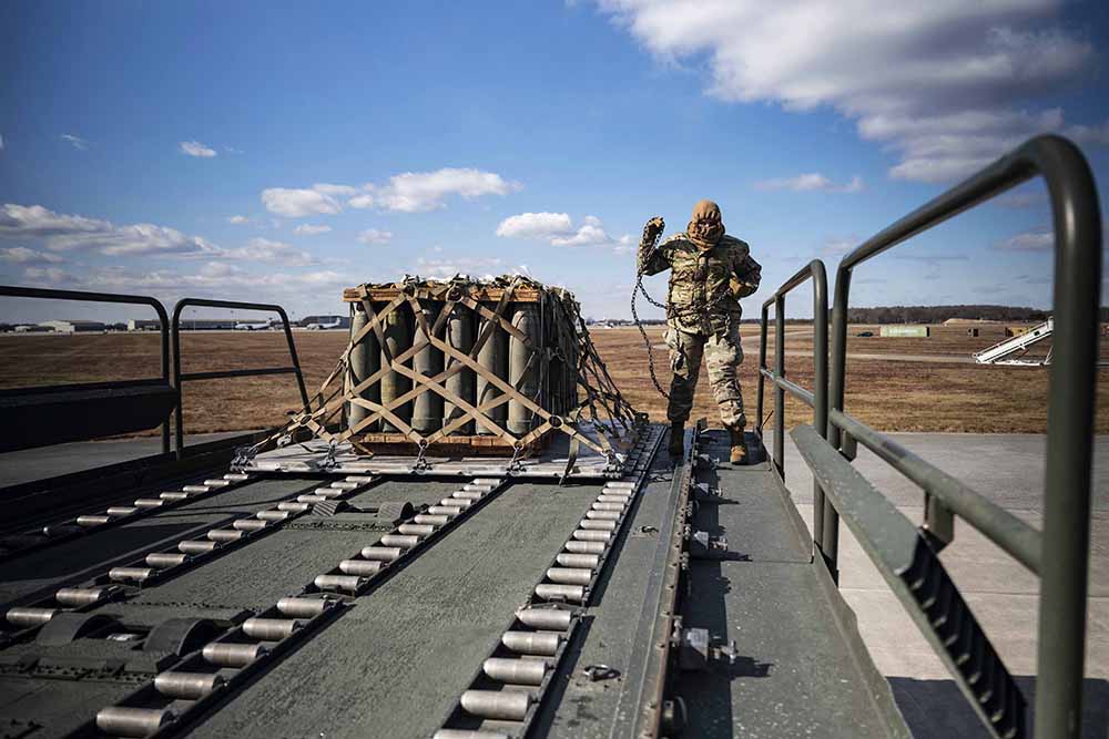 Поставки оружия Украине