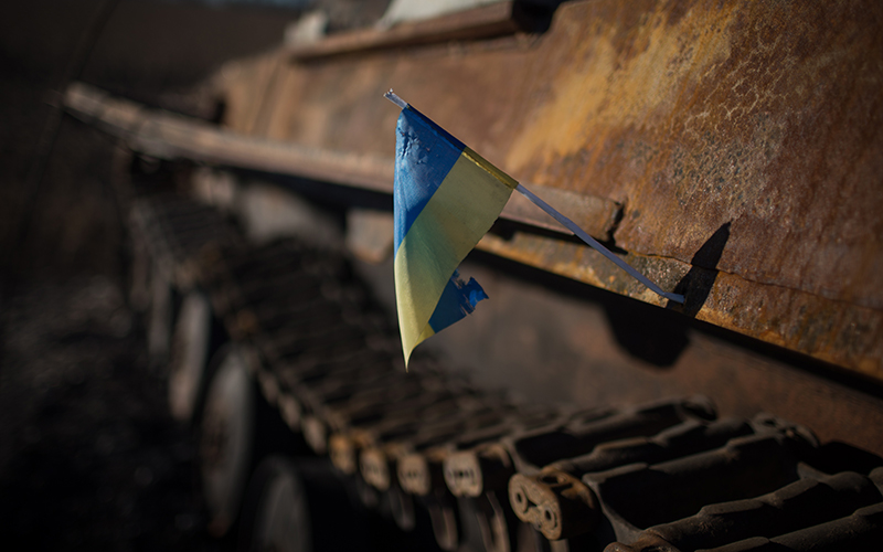 Украинский флаг на сгоревшем танке 
