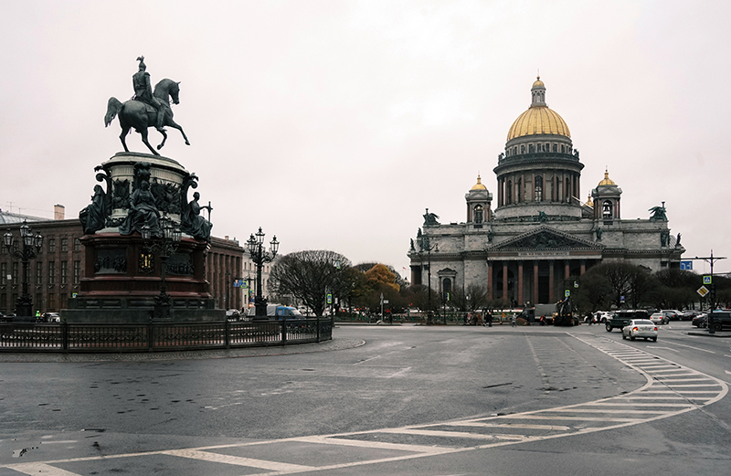 Вид на Исаакиевский собор в Петербурге