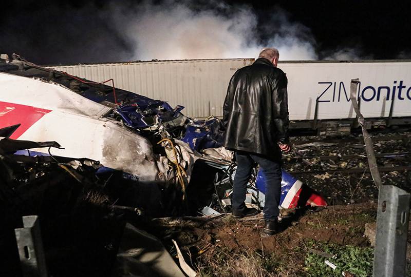 Столкновение грузового и пассажирского состава в Греции 