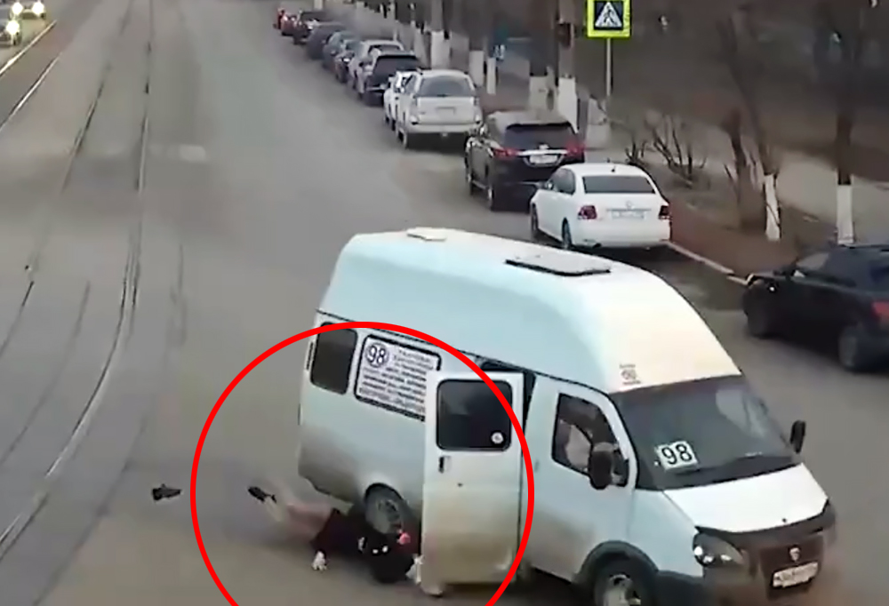 Девушка выпала из маршрутки в Волгограде