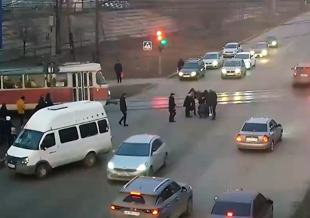 Девушка выпала из маршрутки в Волгограде