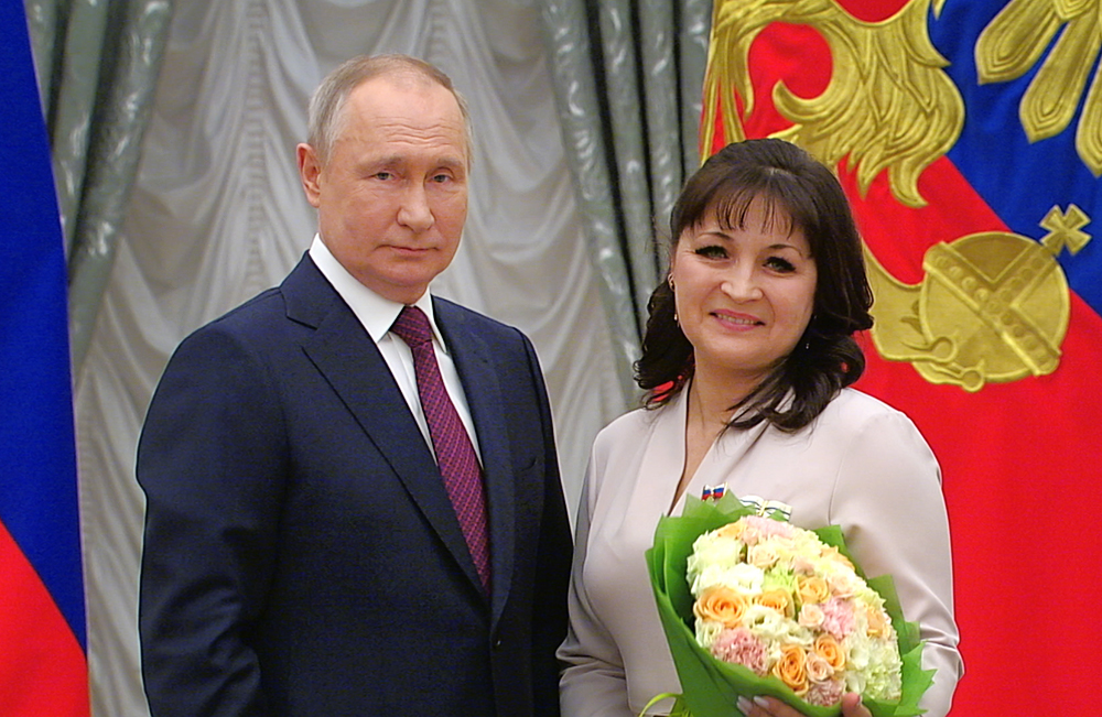 Владимир Путин вручает награды