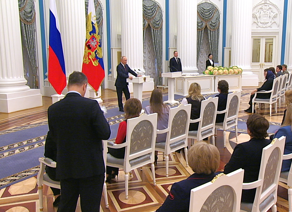 Владимир Путин вручает награды