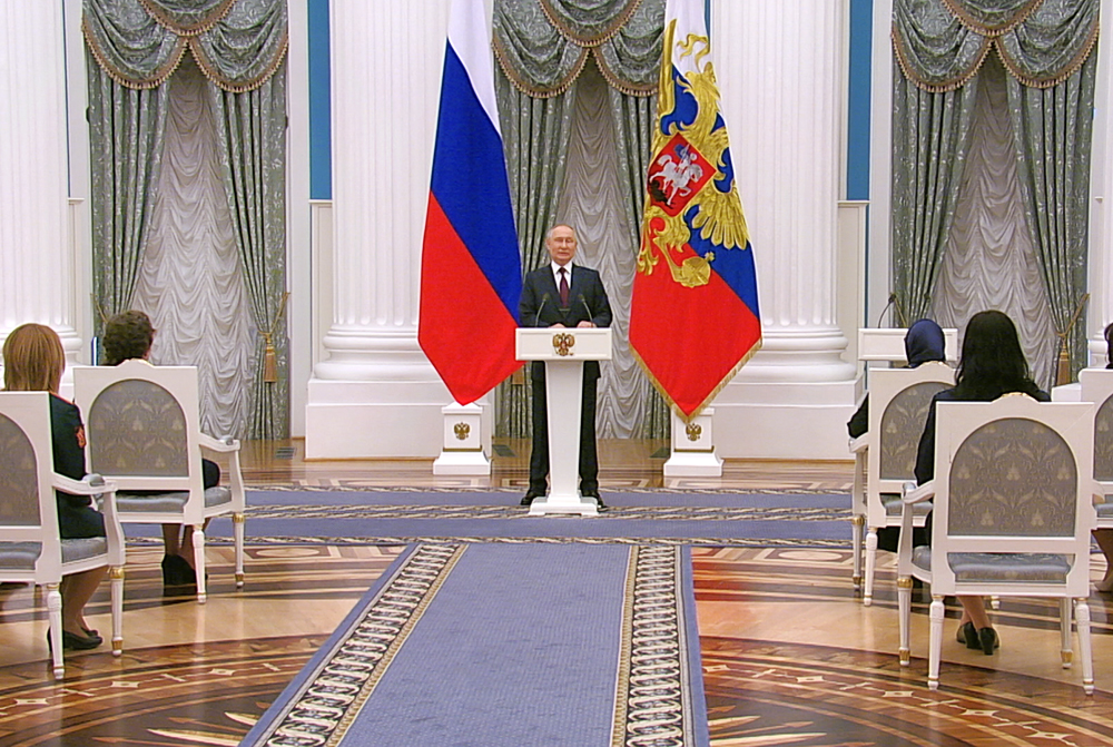 Владимир Путин вручает награды
