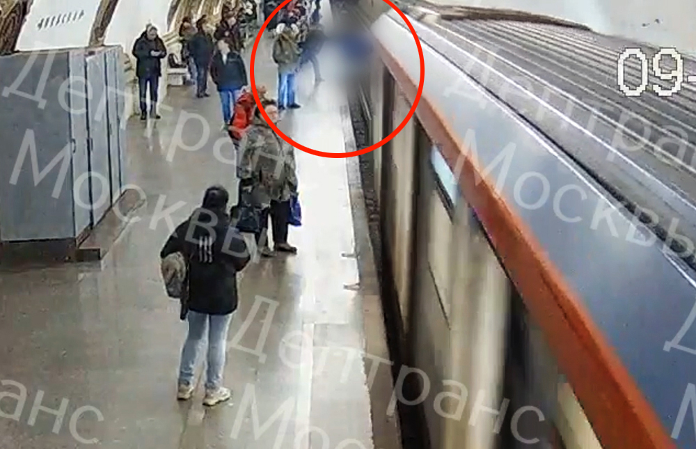 Мужчина толкнул пассажира под поезд
