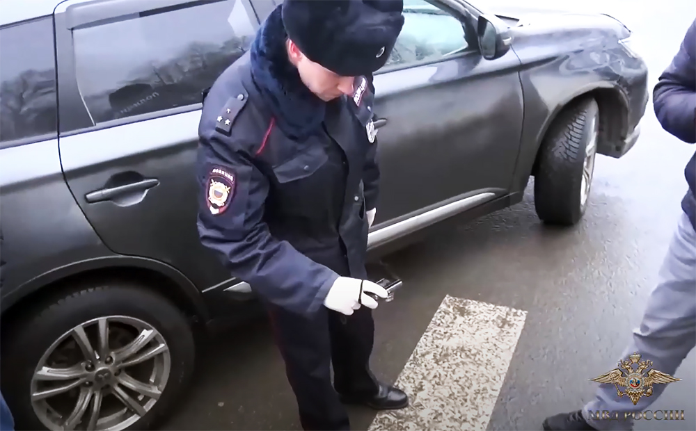 Полиция проводит обыск в автомобиле