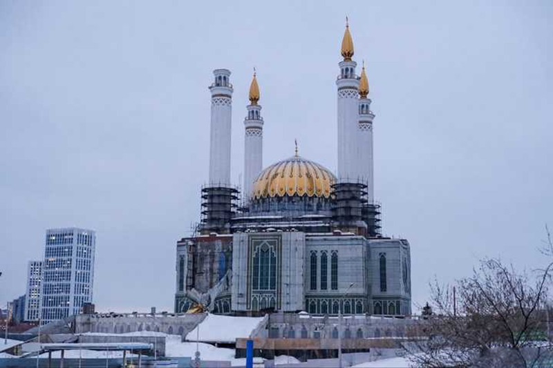 Сорванный купол минарета строящейся мечети
