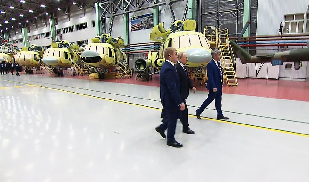 Владимир Путин во время посещения авиационного завода в Улан-Удэ 