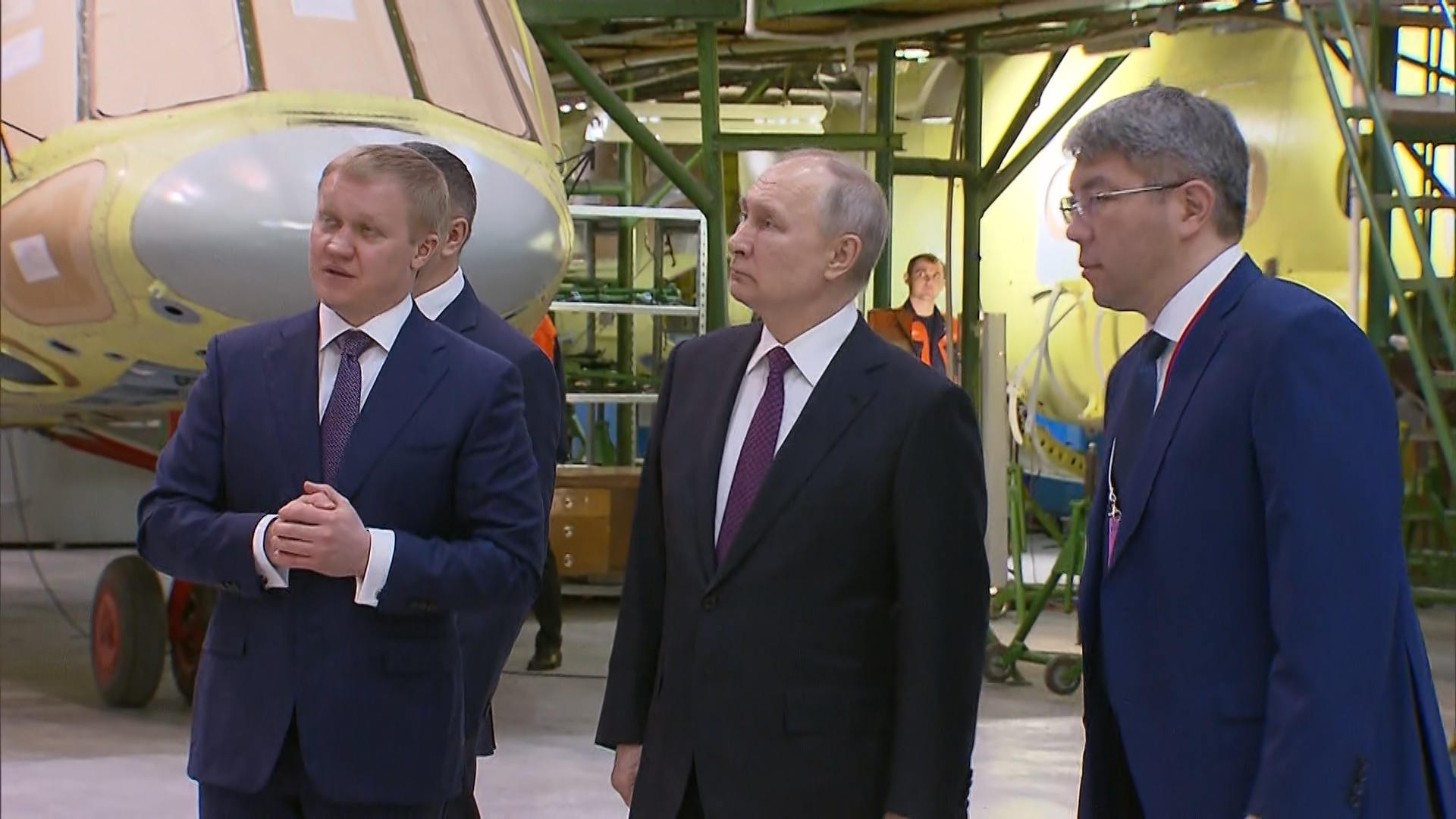 Владимир Путин во время посещения авиационного завода в Улан-Удэ  