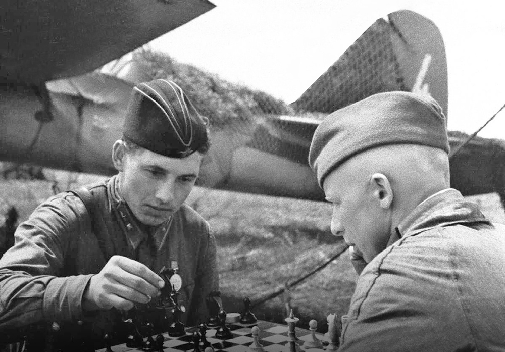 Летчики на отдыхе перед боевыми вылетами, 1942 год