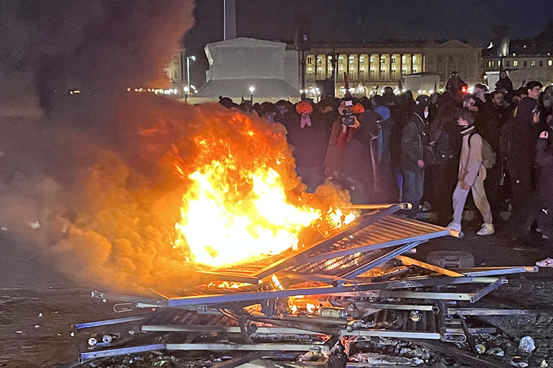 Протесты против пенсионной реформы продолжаются в Париже