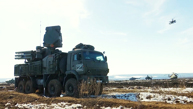 Зенитный ракетно-пушечный комплекс "Панцирь-С" выполняет боевое задание