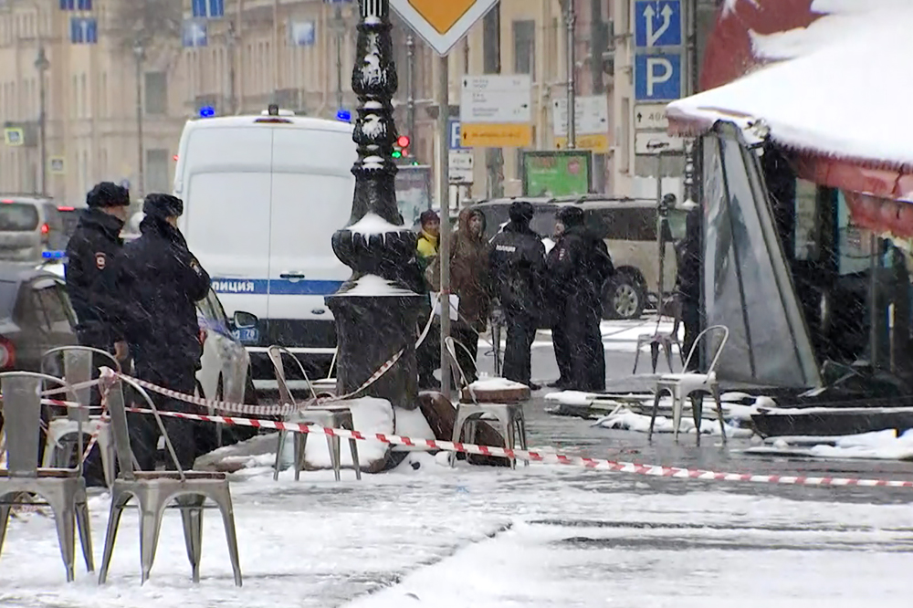 Последствия взрыва в кафе в Санкт-Петербурге