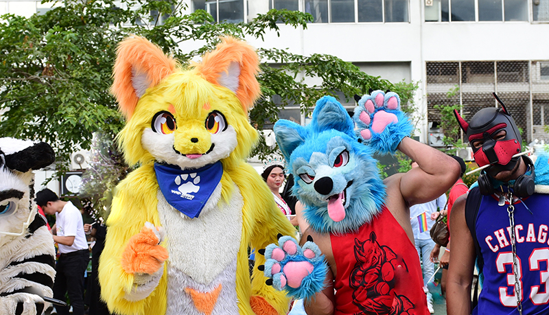 Қыз жалаңаш жігітті жұлқылайды Сүйкімді қыз Катерина досымен трахает