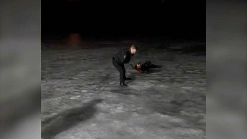 мужик провалился под лед. фотосессия на льду. мужчина под льдом. мужчина под льдом. мужчина под льдом.