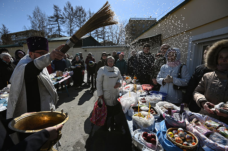 Священник освящает куличи