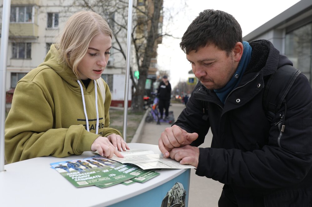 Волонтеры пункта отбора на военную службу по контракту