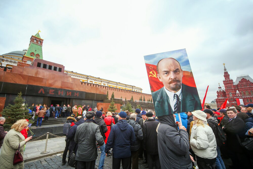 Возложение и цветов к Мавзолею Ленина