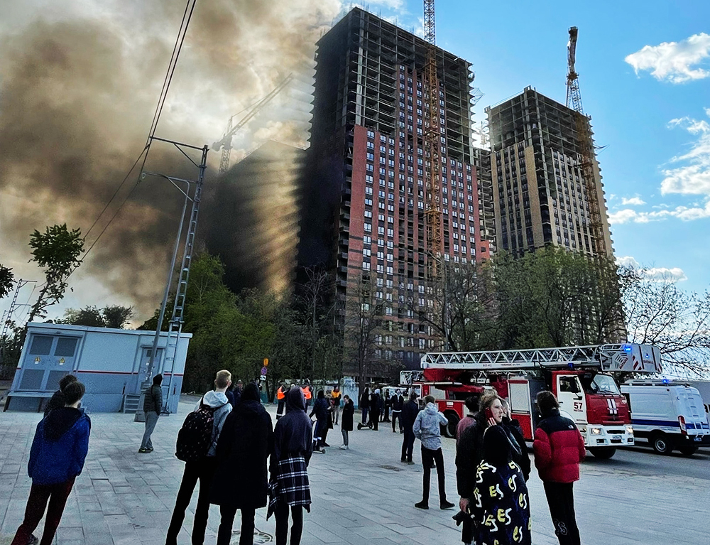 Пожар дома москва сегодня. Пожар в Москве. Многоэтажки. Многоэтажный дом. Горит строящееся здание многоэтажки.