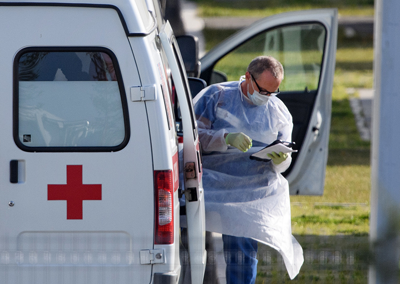 Пациент 52 кстово. Врачи в зазщите на медицинской машине фото. Больной п 56 лет госпитализирован по каналу скорой медицинской помощи.