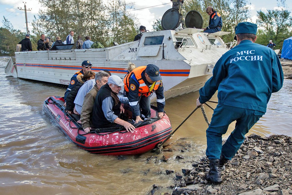 Спасатели МЧС эвакуируют жителей из зоны паводков