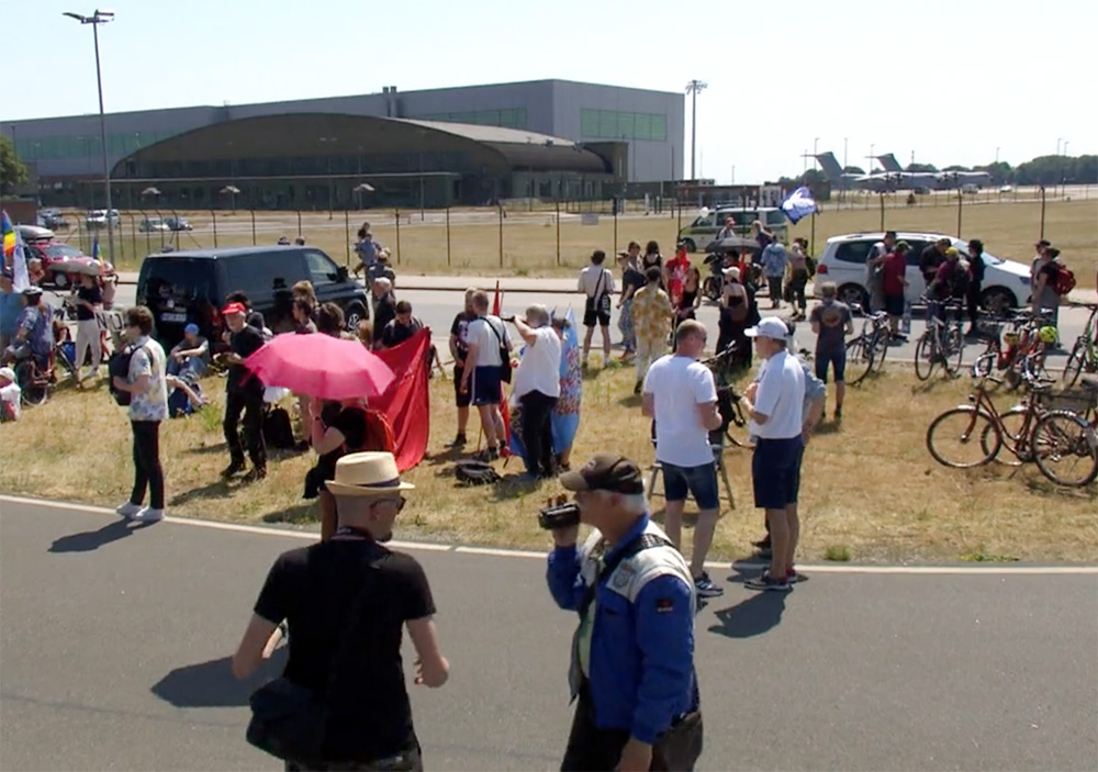 Митинг возле авиабазы в Германии