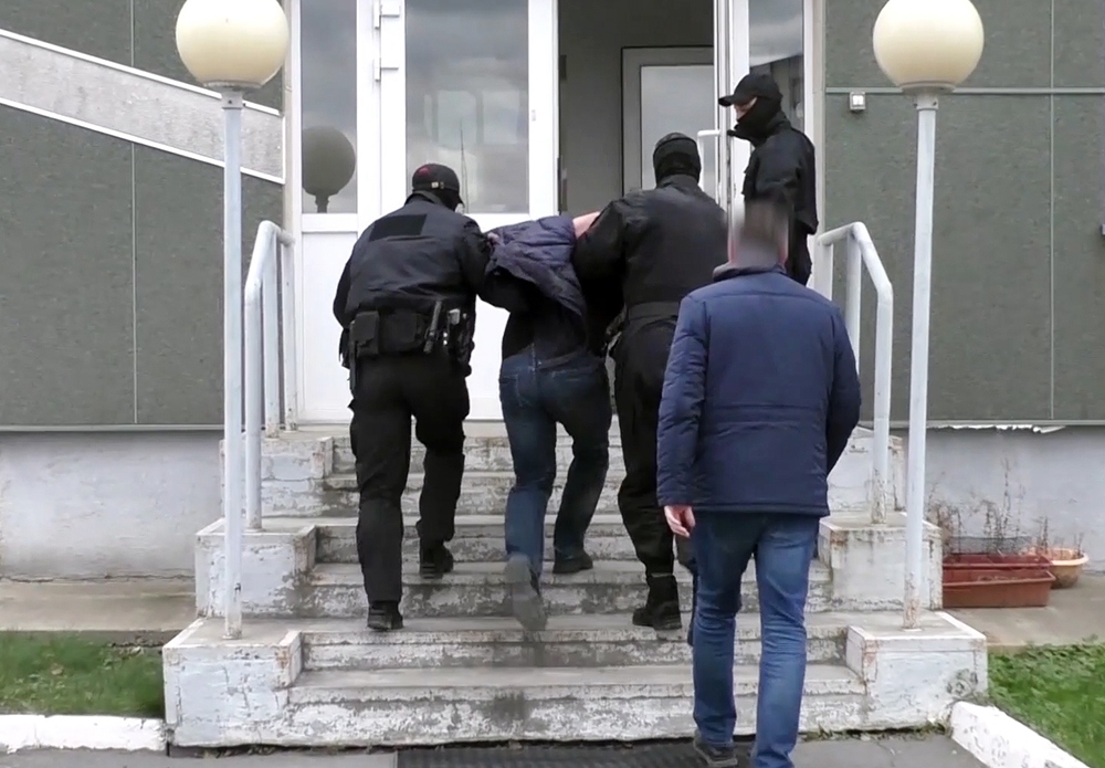 Сотрудники ФСБ производят задержание