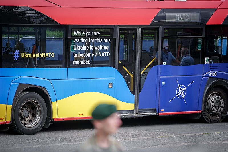 Надпись на автобусе: "Пока вы ждете этот автобус, Украина ждет членства в НАТО"