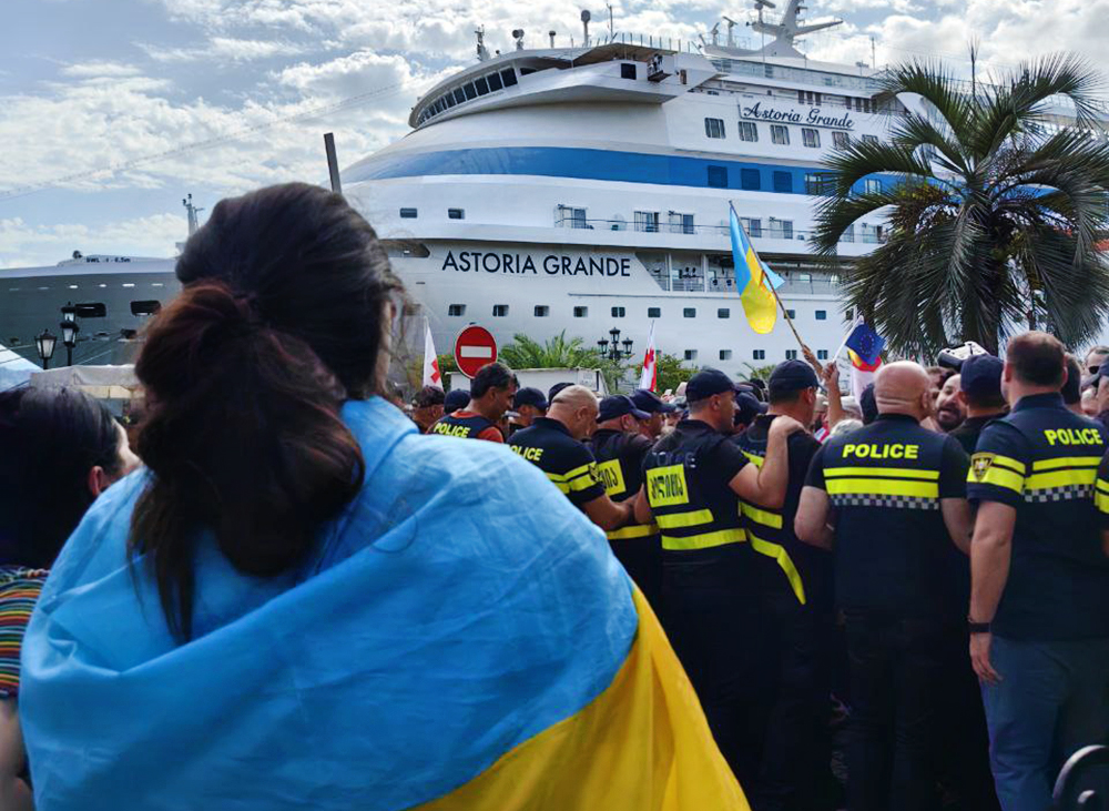 Протесты в Батуми против лайнера с российскими туристами