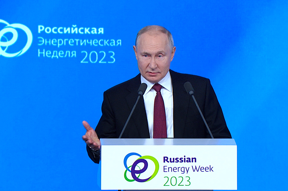 Владимир Путин на заседании форума "Российская энергетическая неделя"
